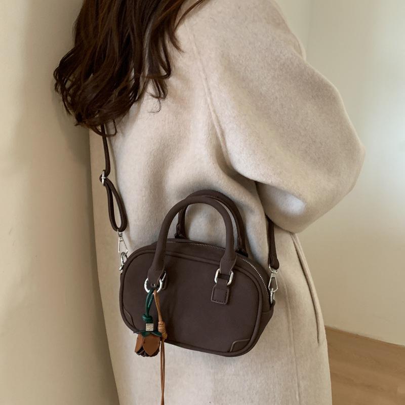 Hand bag women's 2025 new trendy autumn and winter light luxury niche high-end shoulder bag commuter messenger small square bag