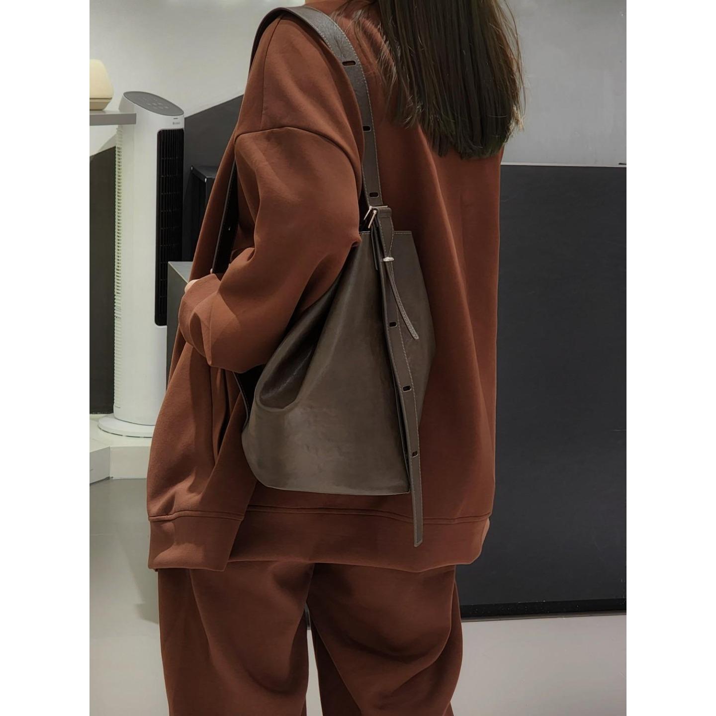 

Vegetable-tanned cowhide bucket bag niche design high-end tote bag large capacity single shoulder cross-body fashion leather women s bag 23*22*30cm сірий колір