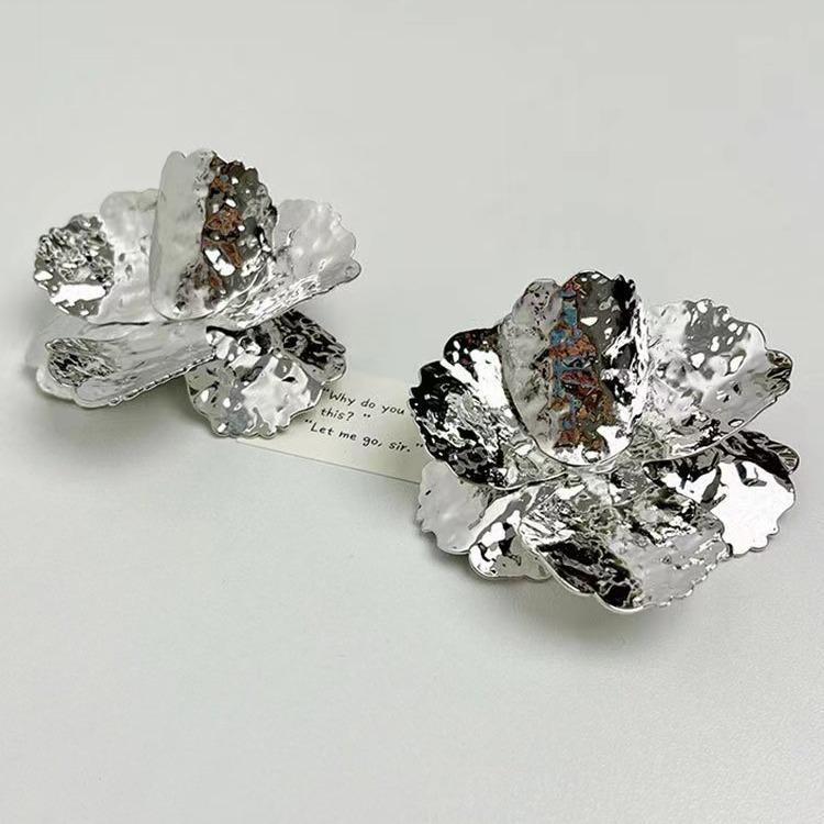 Retro Exaggerated Minimalist Metal Flower Unique Earrings Cold Wind Light Luxury High Sense Leaf Earrings Earrings