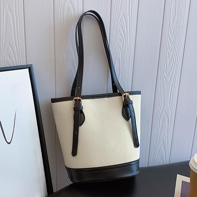 Large Capacity  Fashionable and Elegant Commuting Bag for Women In Spring and Summer New Simple and Trendy One-shoulder Oblique Bucket Bag