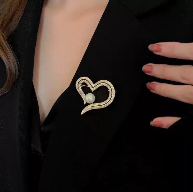 Spilla Cuore con Strass e Perle Dongdaemun Coreana: Elegante Spilla Decorativa con Smalto a Goccia per Cappotti da Donna