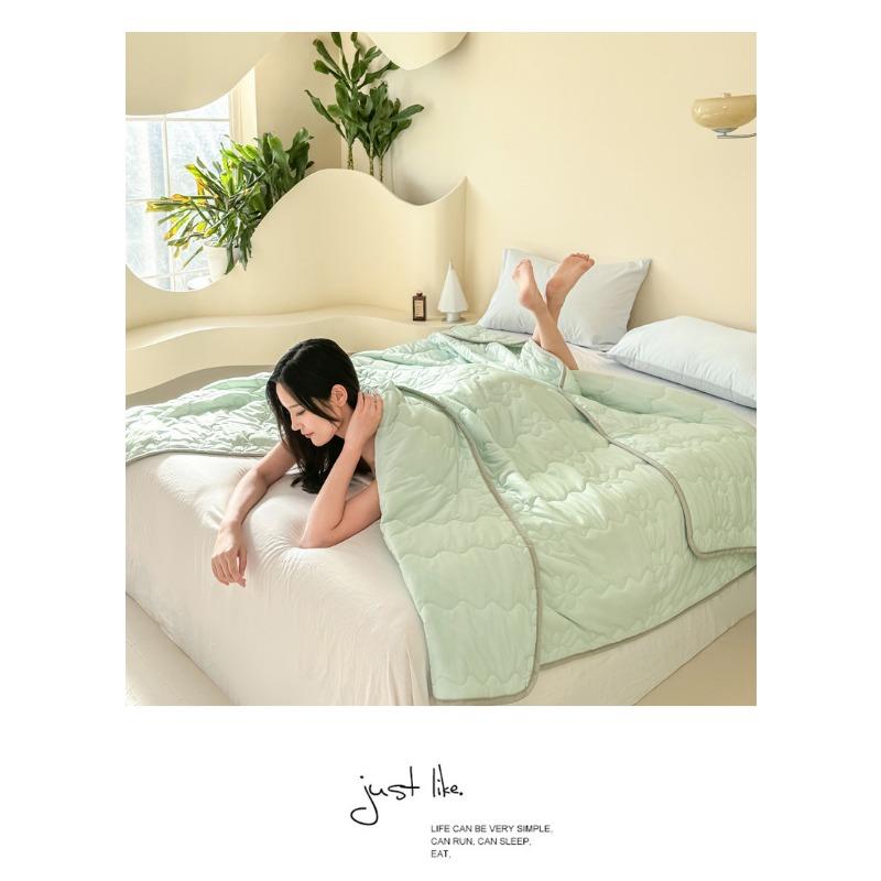 High Quality Cooling Comforter, Cold Touch Fabric Absorbs Body Heat, Soft Air Condition Blanket, Smooth Lightweight Summer Quilt