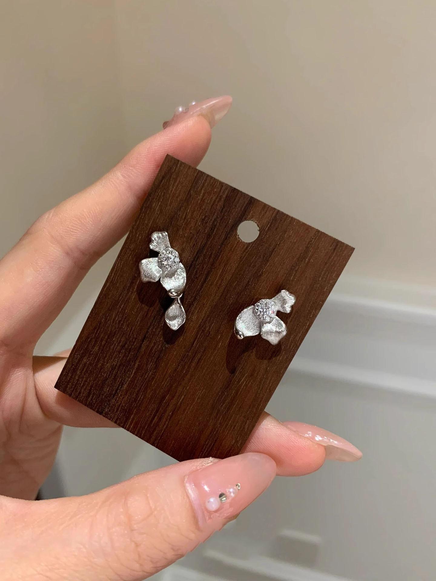 

Hot Selling Temperament Brushed High-end Asymmetrical Diamond Fashion Gardenia Petal Earrings серебряный