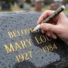 Caneta Marcadora para Lápide Tinta Vermelha para Destacar Detalhes Desbotados em Lápides de Cemitério 16,2 cm Corpo PET Tamanho Compacto