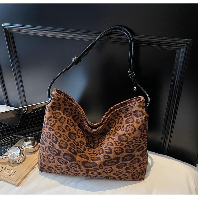 

Ретро трендовая сумка подмышку через плечо женская новая модная универсальная сумка-мессенджер через плечо большой вместимости матовая сумка-тоут