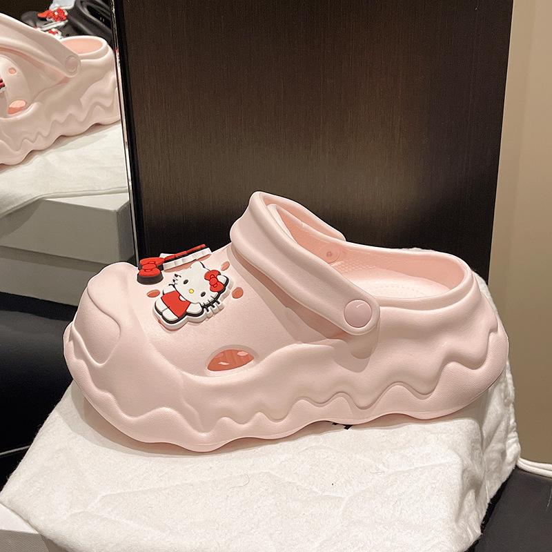 Im Sommer 2025 die neuen niedlichen Cartoon-Cool-Slipper, Plateauschuhe mit Löchern und rutschfeste Cool-Slipper für zu Hause.