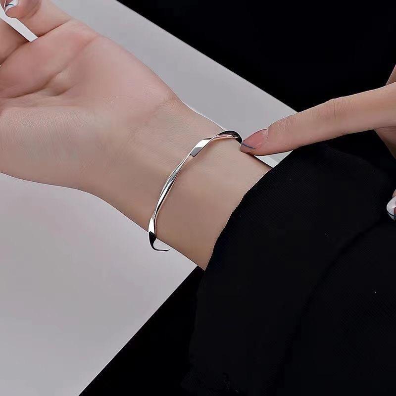 Stříbrný náramek Möbiusova vlna - Sterlingové stříbro, kroucený design, Perfektní dárek k narozeninám pro ženy