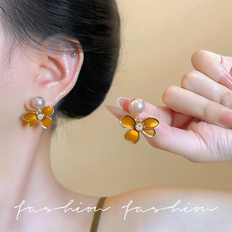 French flowing gold flower pearl earrings 2025 new temperament light luxury high-end stud earrings popular earrings
