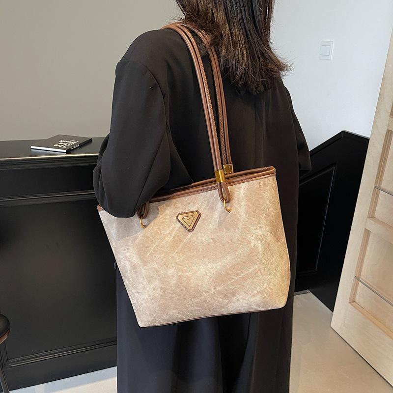 

Повседневная универсальная большая сумка женская 2025 новая мода сумка для занятий для студентки колледжа ретро сумка подмышку для поездок на работу 35*11*25