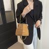 Retro-style color-blocked handbag/crossbody bag with adjustable shoulder strap, suitable for everyday use, and a perfect gift.