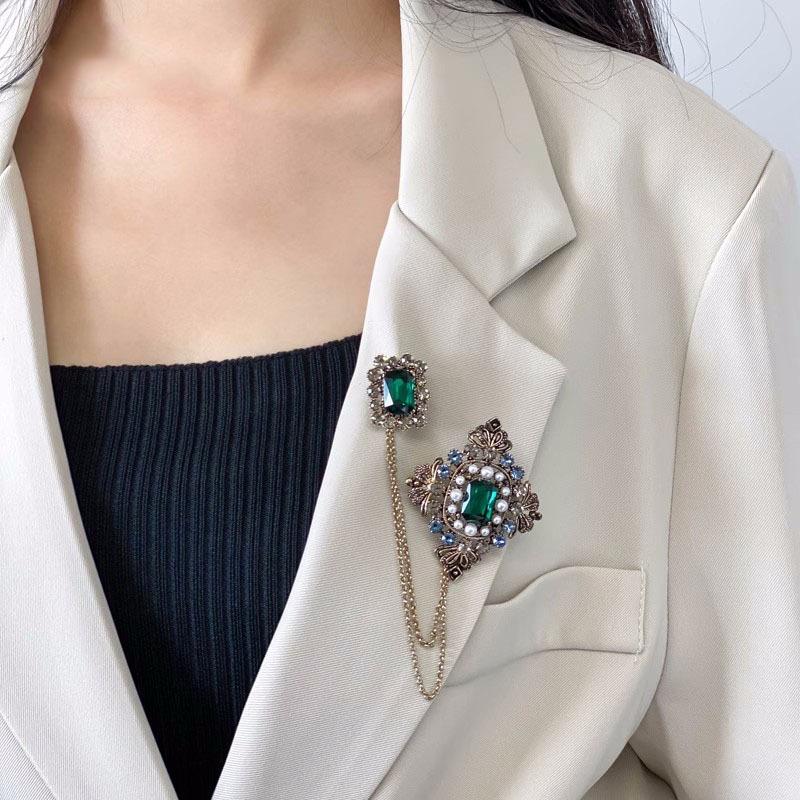 Retro-style Baroque-style Brooch with High-end Emeralds Inlaid and Tassel Clasp