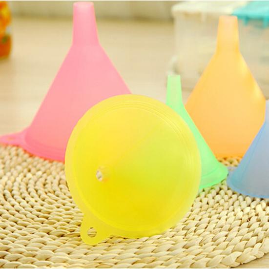 Yousheng 5 stk/sett kjøkkentrakter Kompakte stablebare fargerik påfyllingsflaske trakter for daglig bruk