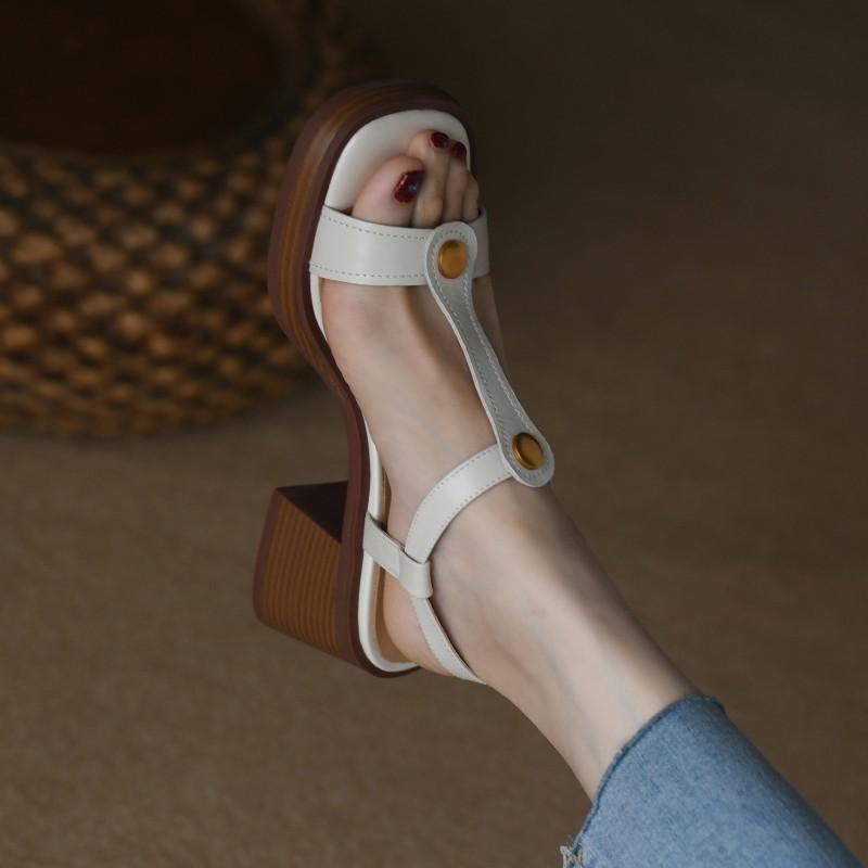 

Сандалии в европейском и американском стиле в стиле ретро для женщин 2024 года, летний дизайн, римский квадратный носок, толстые каблуки, толстая подошва, высокие каблуки 39