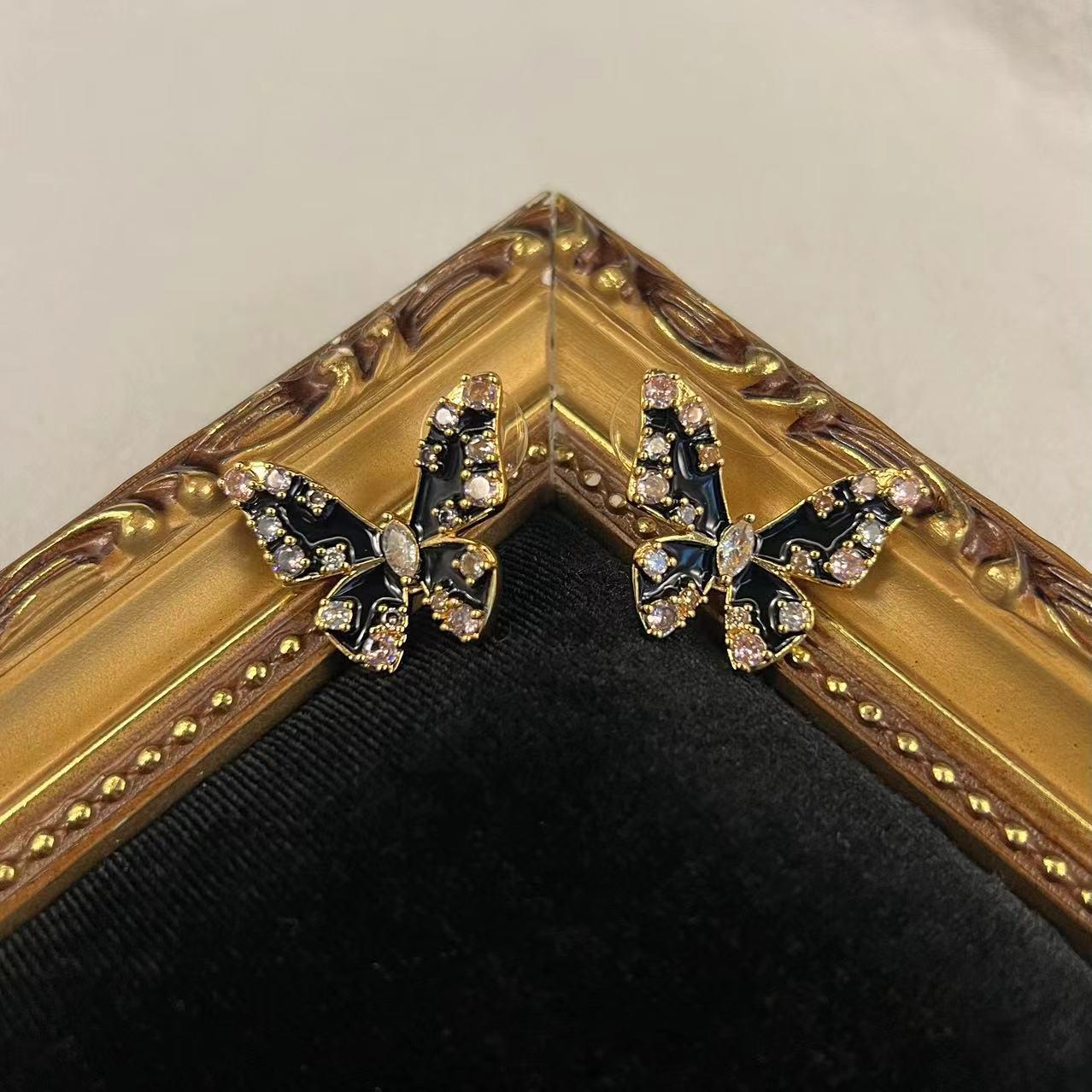 

Роскошный ювелирный набор с бабочкой из черной эмали: Серьги, Ожерелье и Кольцо