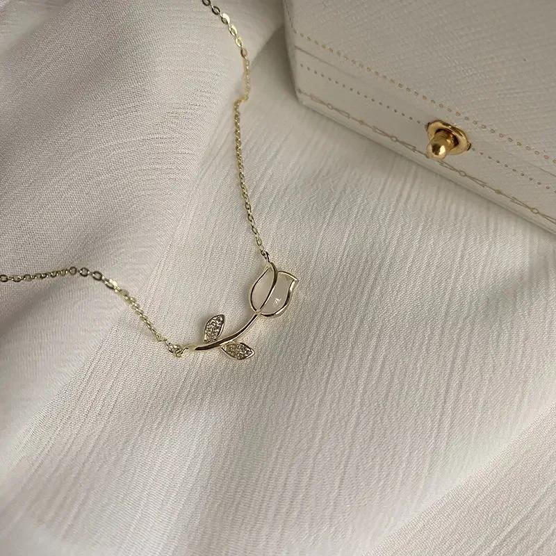 New Fashion Simple Metal Wrinkled Stereoscopic Flowers Pendant Necklace for Women Charm Temperament Clavicle Chain Party Jewelry