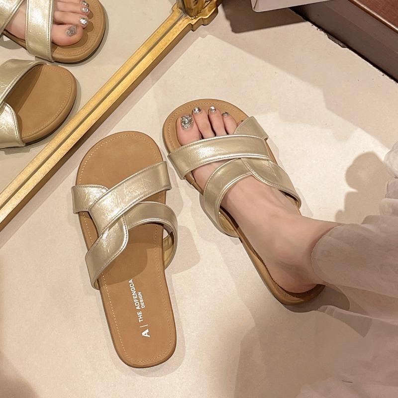 Тапочки женские летние новые высококлассные мягкие на плоской подошве пляжные сандалии модные сандалии на перемычке 40 золотой 2730₽