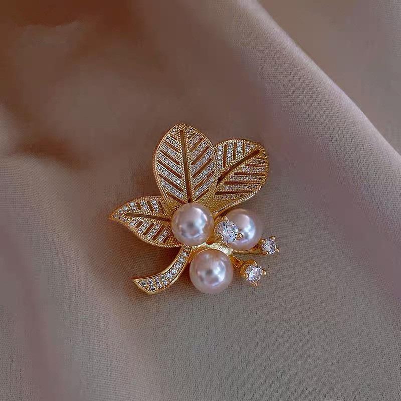 Elegant Alloy Brooch: Premium Niche Women's Versatile Corsage for Coats and Suits