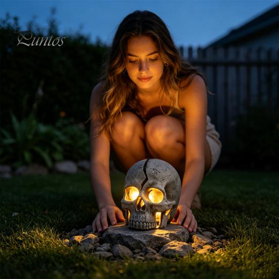 Gothic Resin Ornament Cracked Skull Garden Solar Light, LED Statue Spooky Industrial Table Decor Ornament, Halloween Decoration for Haunted House Bar