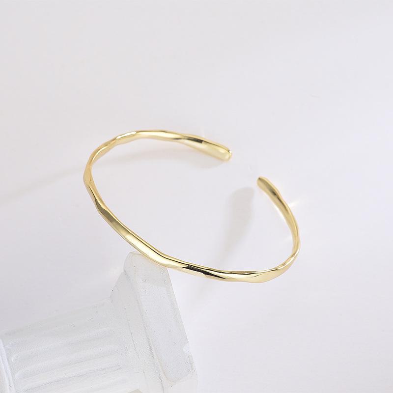 

Banyan Tree S925 Серебряный регулируемый тонкий открытый браслет: Японский и корейский стиль, гладкий и нерегулярный дизайн для женщин BAS054 золотой