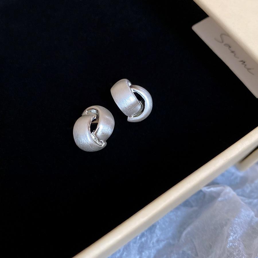 

Необычные серьги-пусеты в форме буквы С из матового металла европейского и американского стиля, женские серьги с цирконом класса люкс