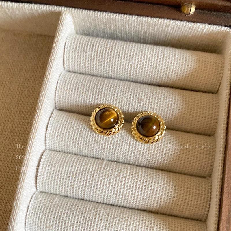 Maillard gold stud earrings women's autumn and winter retro Hong Kong style temperament earrings niche design high-end light luxury earrings