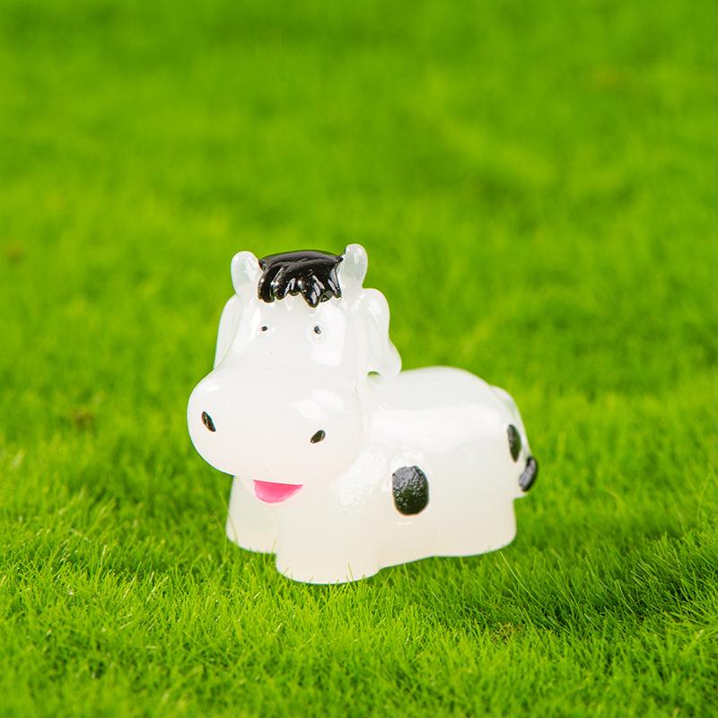 Glow-in-the-dark Cow Resin Decoration Cute Cartoon Three-dimensional Calf Jewelry Micro Landscape Decorative Arts and Crafts Accessories