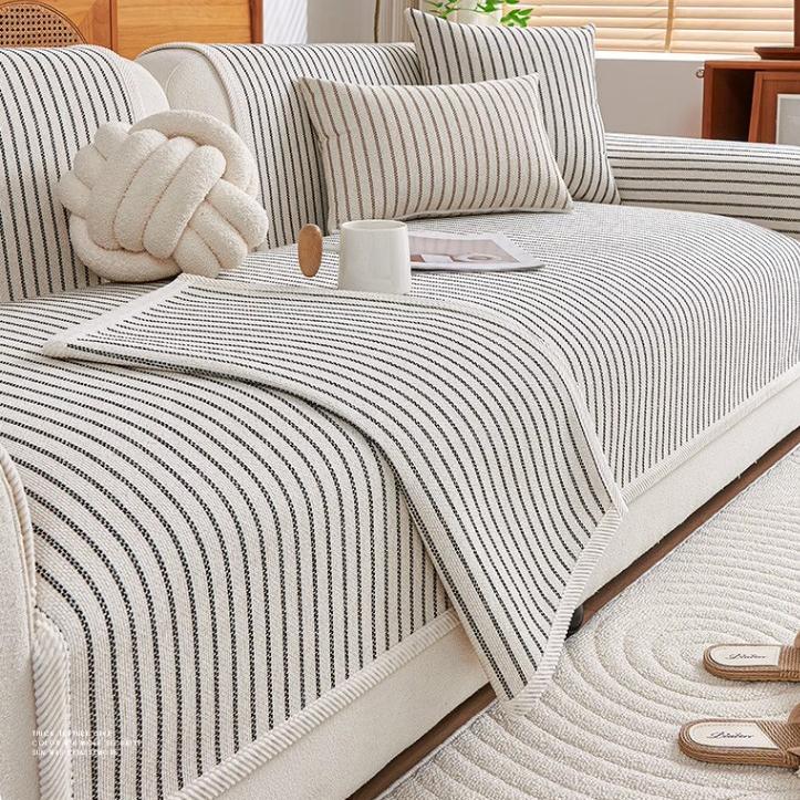 Das neue Sofakissen ist ein einfaches, modernes Vierjahreszeiten-Universalsofa, eine gerade Reihe, ein hochwertiges Sitzkissen, ein rutschfester Bezugsstoff, ein Handtuch