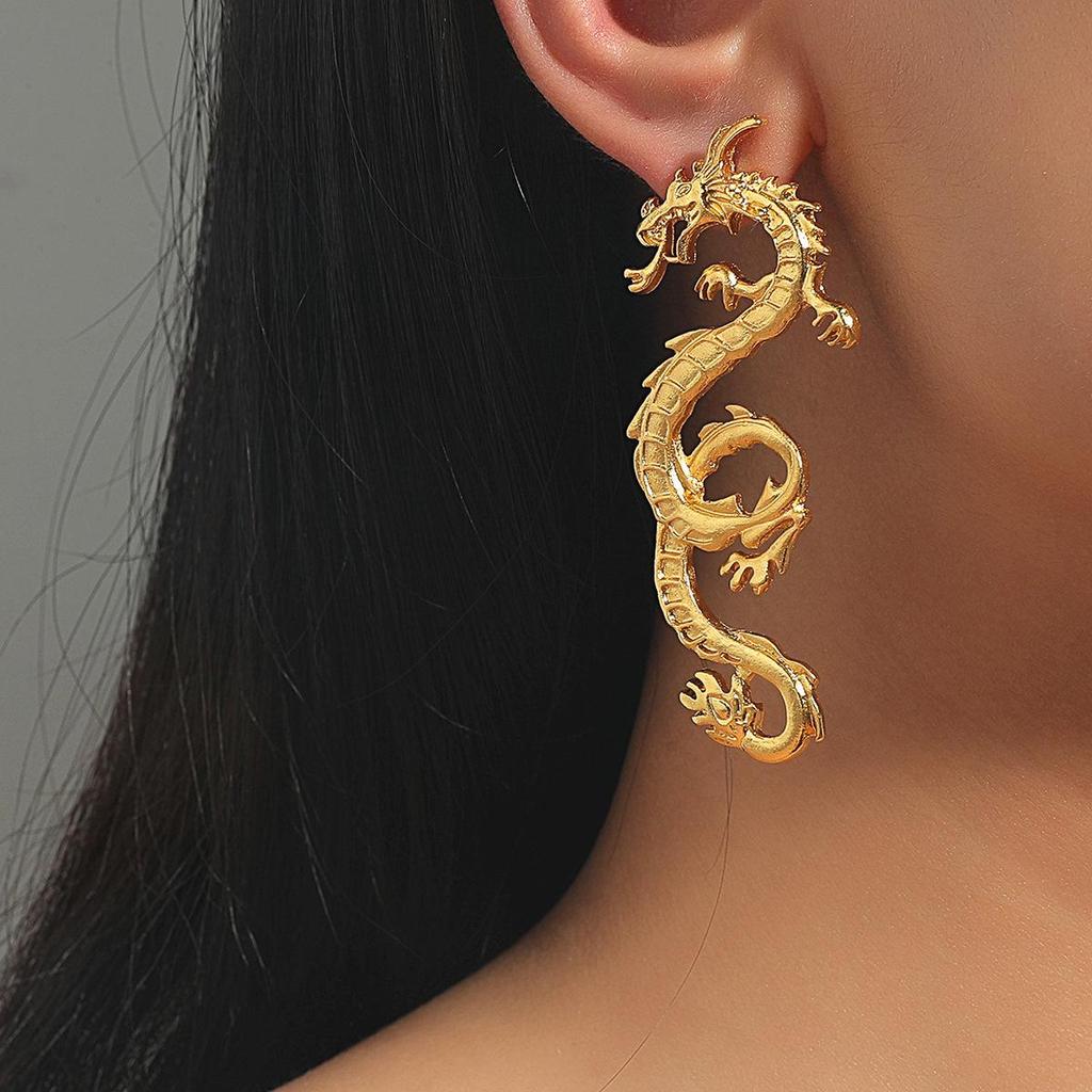 Retro European & American Snake-Shaped Statement Earrings: Trendy Metal Geometric Studs with a Touch of Vintage Charm