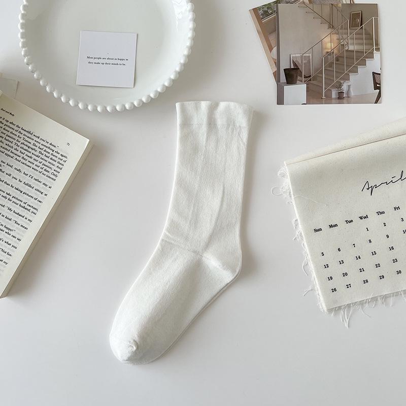 Women's Mid-Calf Socks: Autumn/Winter Maternity Loose-Fit, Solid Color, Trendy Spring Pile Socks in Black or White