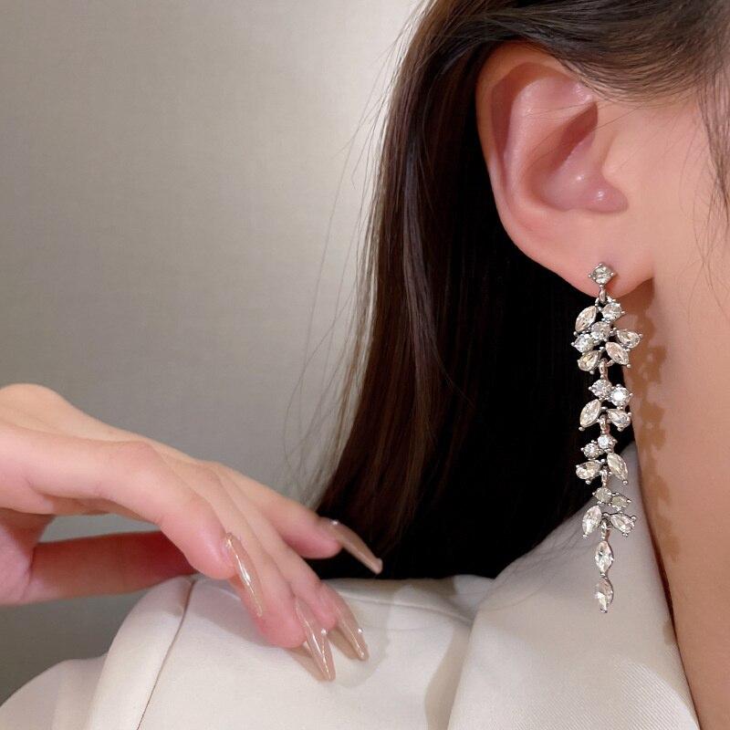 Orecchini Lunghi A Foglia Con Nappe Di Cristallo - Oro - Gioielli Da Sposa Donna