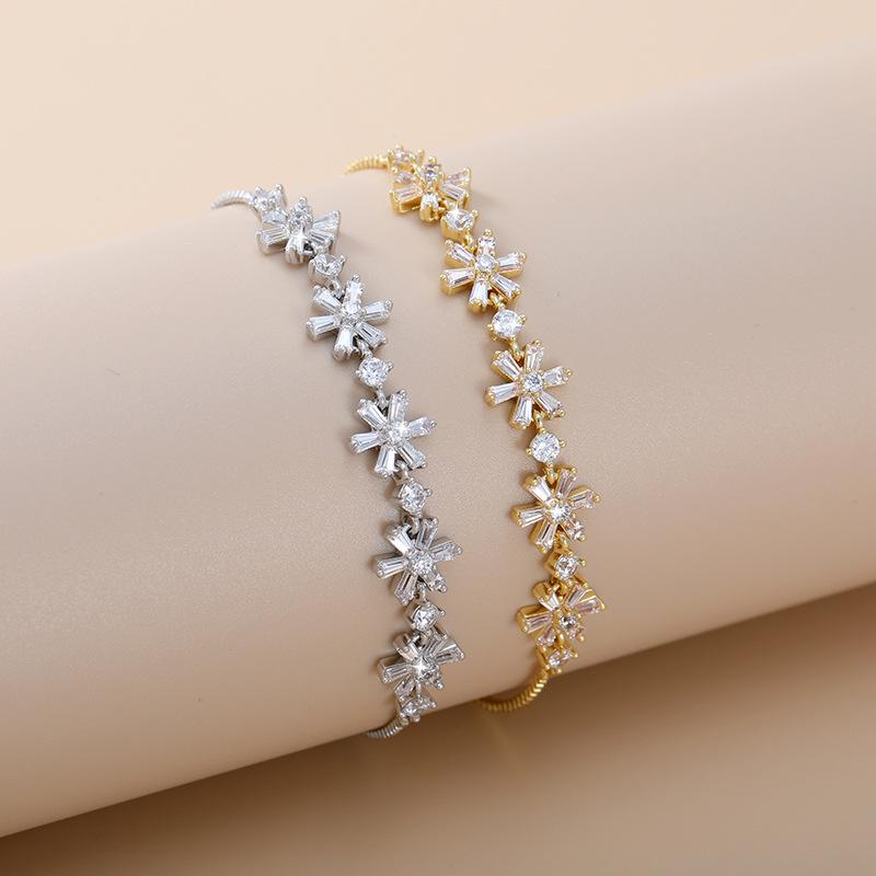 Zircon Snowflake Pull-out Bracelet: Elegant Women's Niche Design