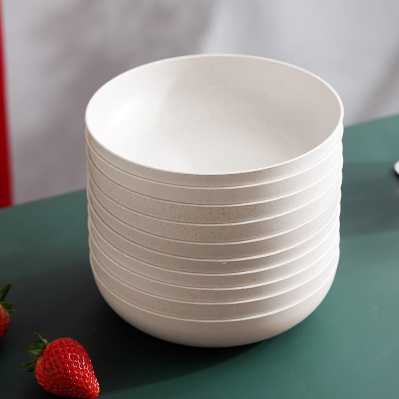 Sada biologicky odbouratelných plastových jídelních talířů odolných vůči vysokým teplotám