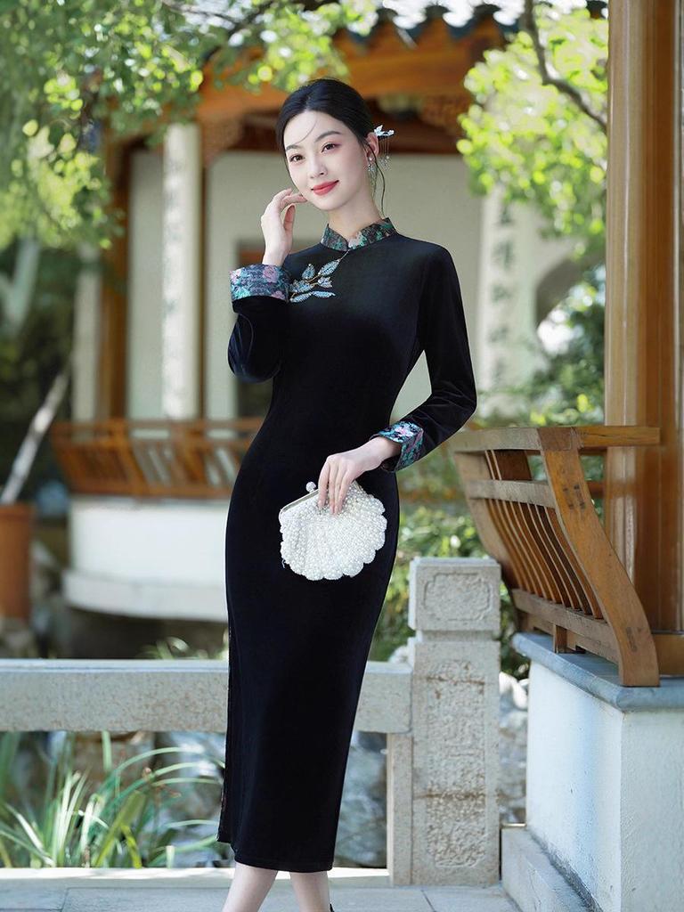 Elegant Black Velvet Qipao: Refined Autumn Chinese Style for Young Women