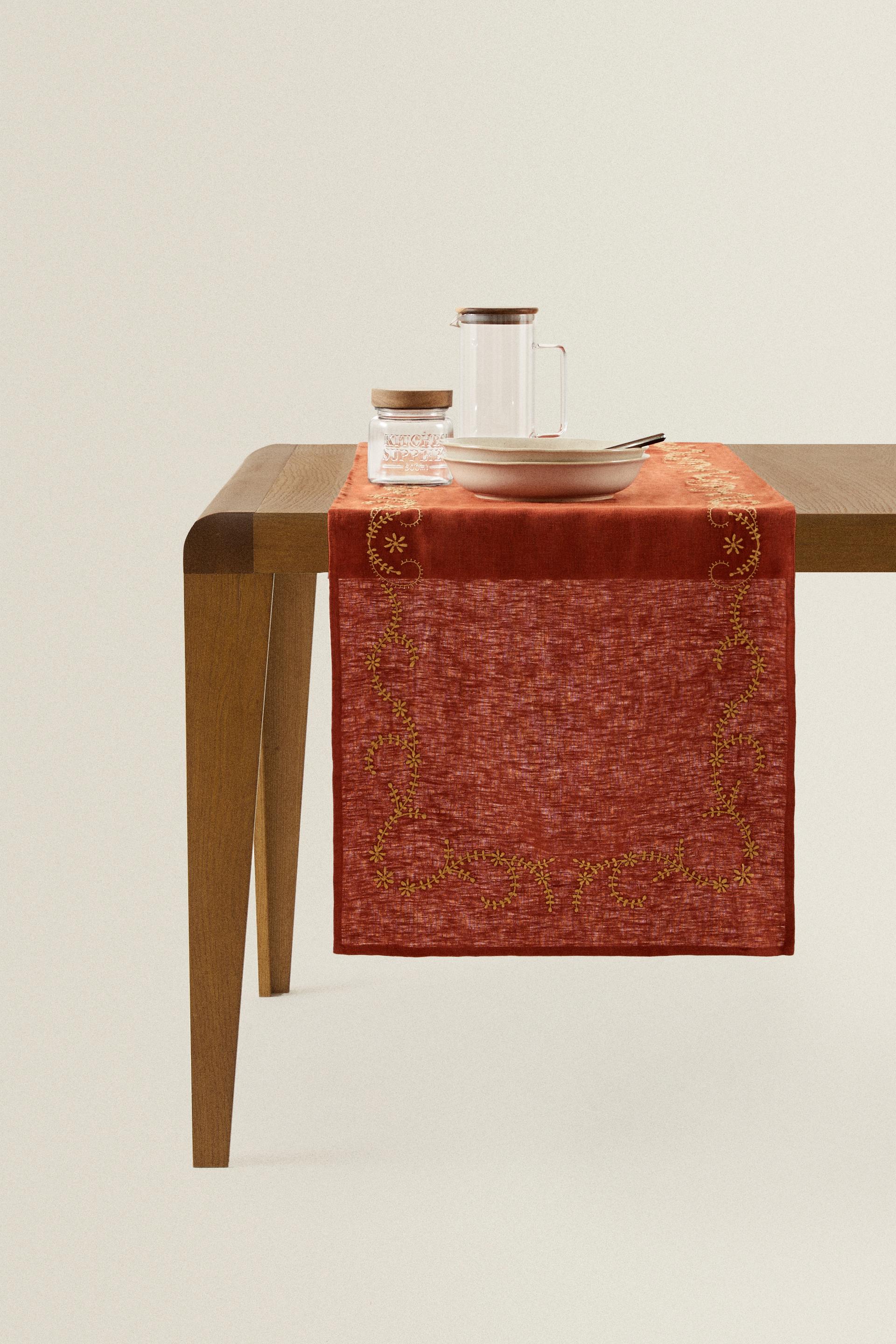 

Льняная скатерть с вышивкой