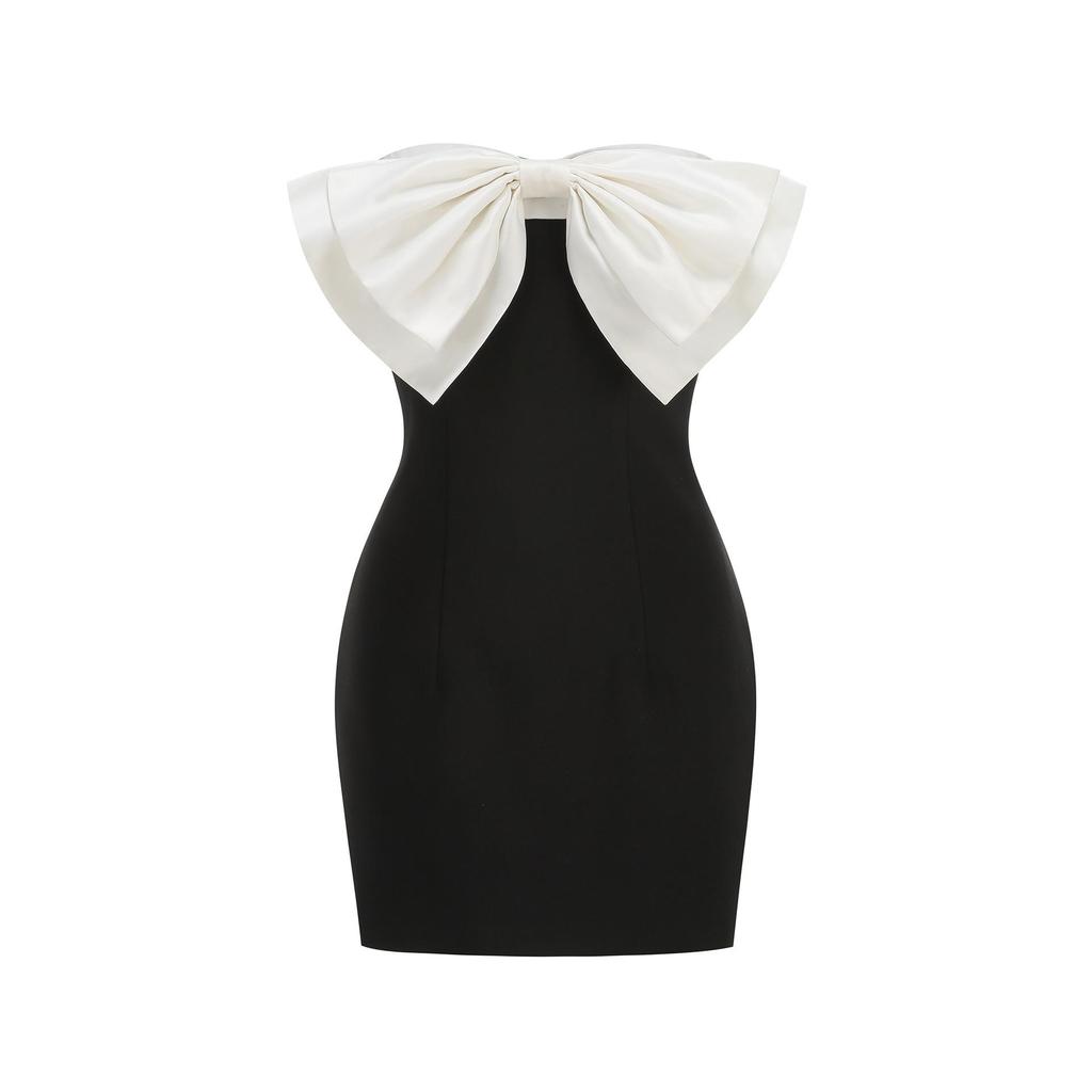 New Arrival Black & White One-Shoulder Evening Gown with 3D Floral Embellishment