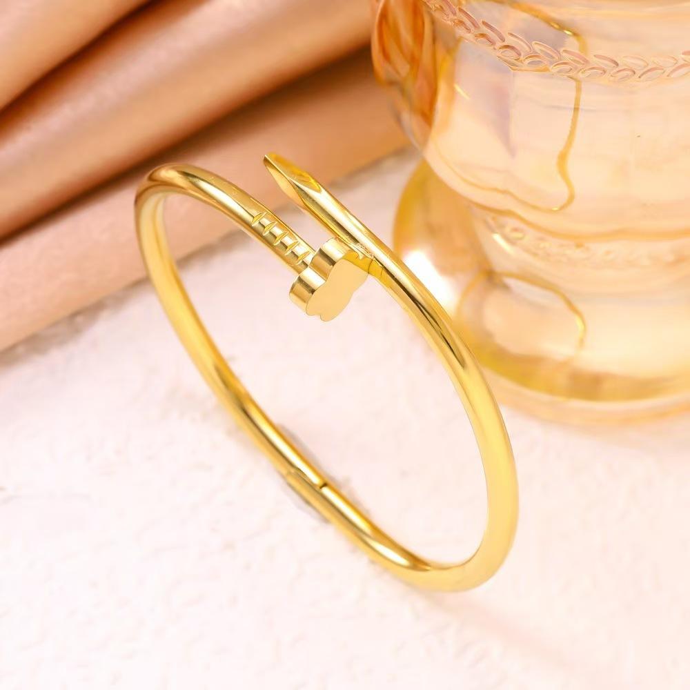 2026 Mode Hoher Sinn Leichter Luxus Pfirsichherz Kleeblatt Nagelarmband Damen Nicht verblassendes Armband