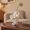 Abstrakte Keramik-Optik Vase 3D-gedrucktes Calla-Lilien-Ornament, Eleganter matter Off-White Blumenhalter mit stabiler Spiralornament-Basis, Minimalistischer Schreibtisch