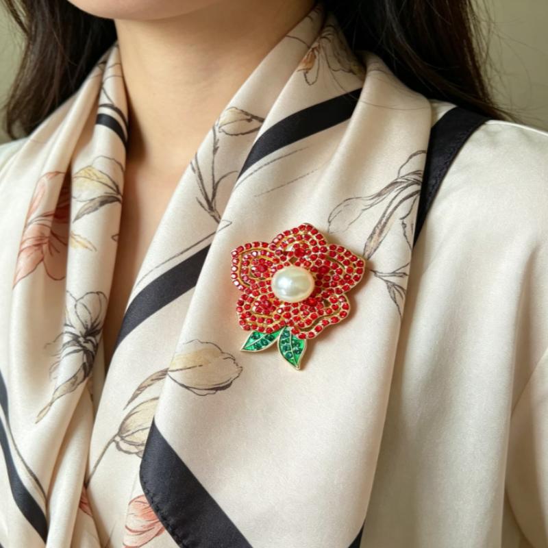 Trendy New Flowers Women Brooch Luxurious High-End Floral Pearl Pins Fashion Female Party Coat Dress Scarf Accessories Jewelry