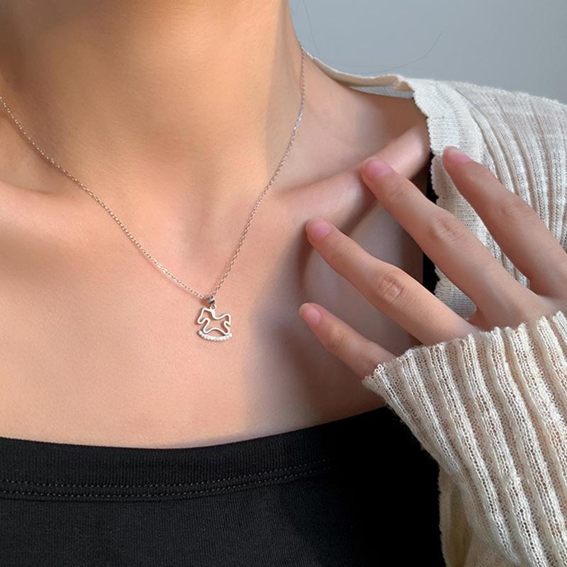 1/2 Stück Mode Niedlich Glänzend Zirkon Ausgehöhlt Holzpferd Anhänger Halskette Für Frau Mädchen Schlüsselbeinkette Schmuck Geschenk