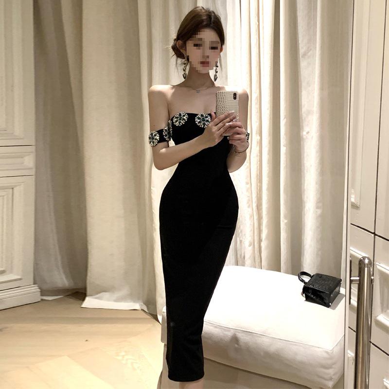 

Elegant 2024 Women s Backless Slim-Fit Dress with Diamond Accents Medium чорний