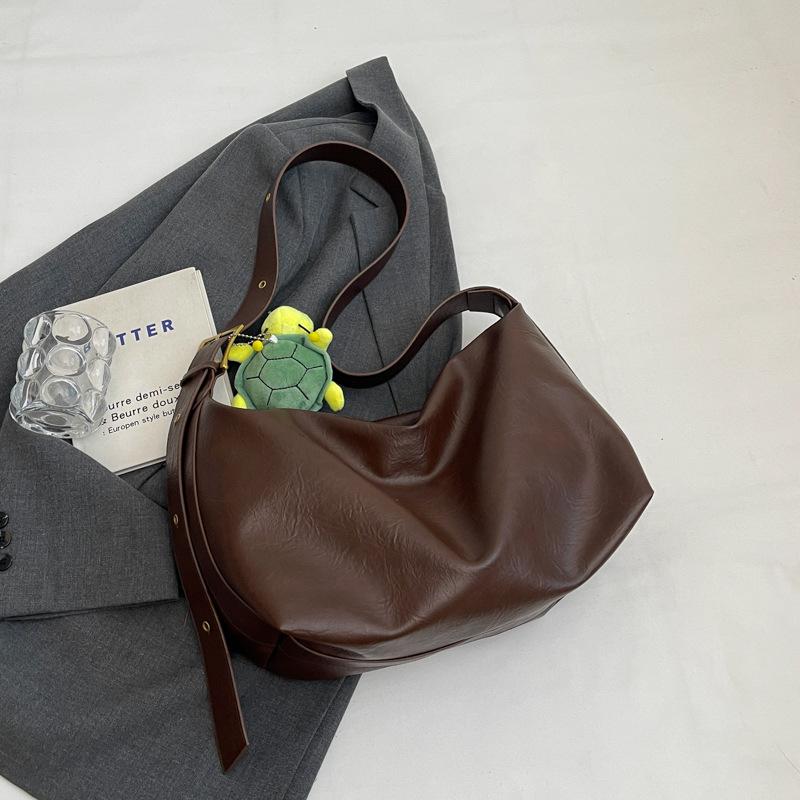 

Korean retro underarm tote bag 2024 autumn winter new personalized fashion popular high-value single shoulder messenger women s bag Without hanger темно-коричневого кольору