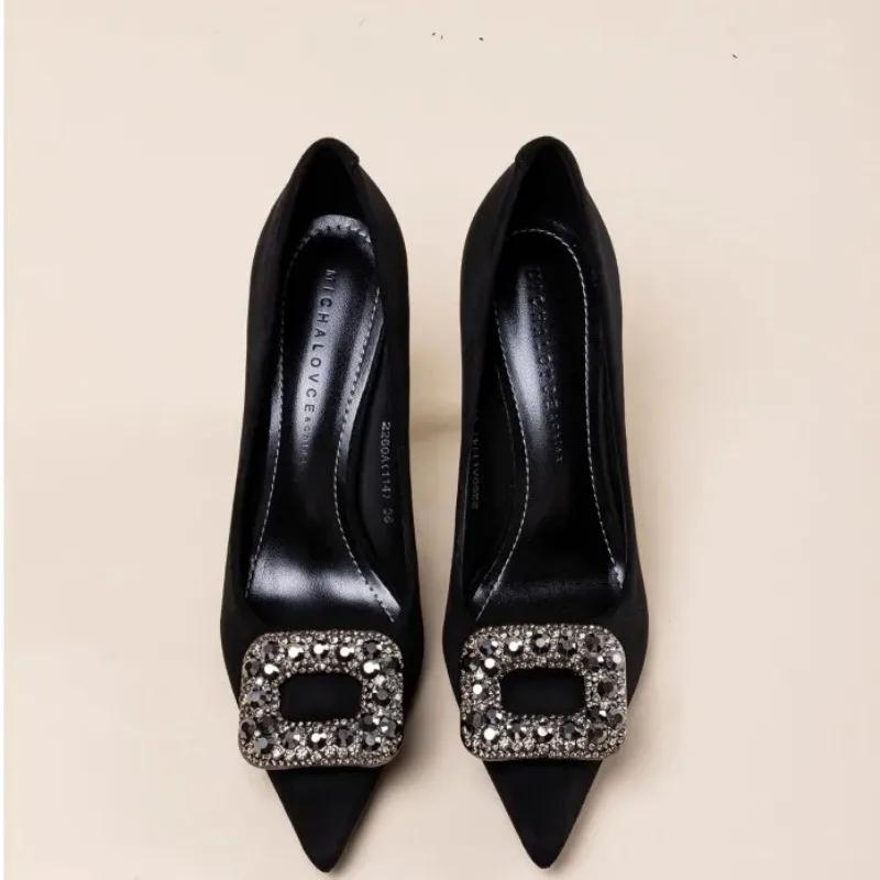 Mode 2024 Märkesskor för kvinnor Grunda Damhögklackar Mode Kristall Kontor och Karriär Hög Kvalitet Spetsiga Klackar Kvinnor