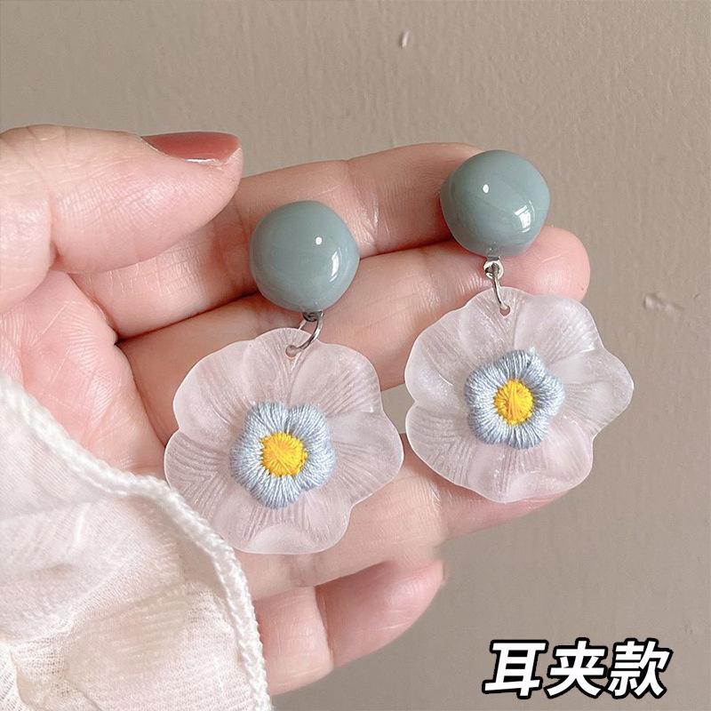 Dopamine flower ear hook women's new holiday style accessories ear clips without ear piercings, high-end seaside cute ear accessories
