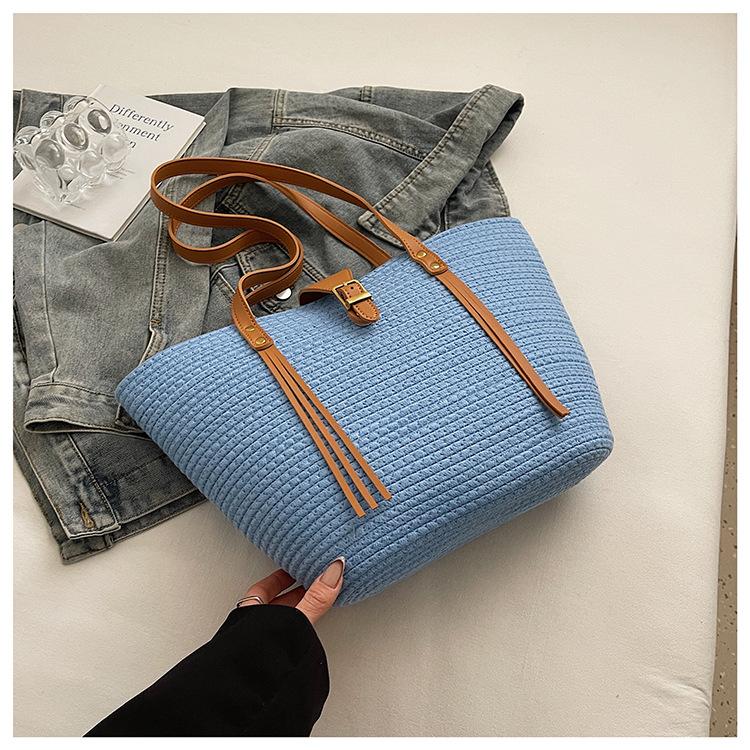 

2025 new Japanese knitted large-capacity retro high-end shoulder women s bag Korean version versatile tote bag синий