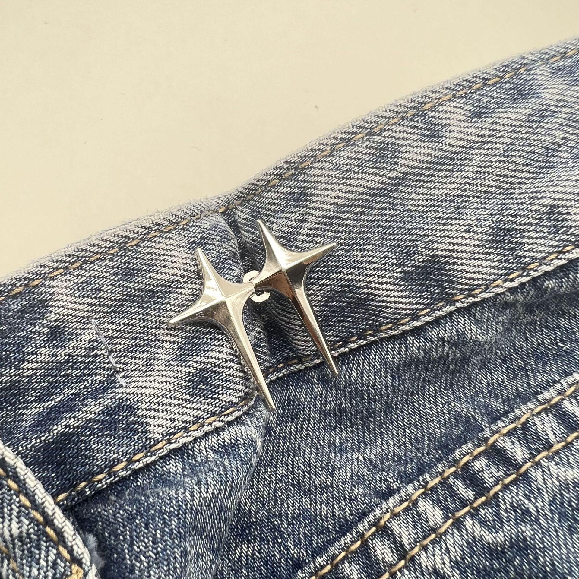 

Регулируемая талия джинсов с пряжкой-кнопкой