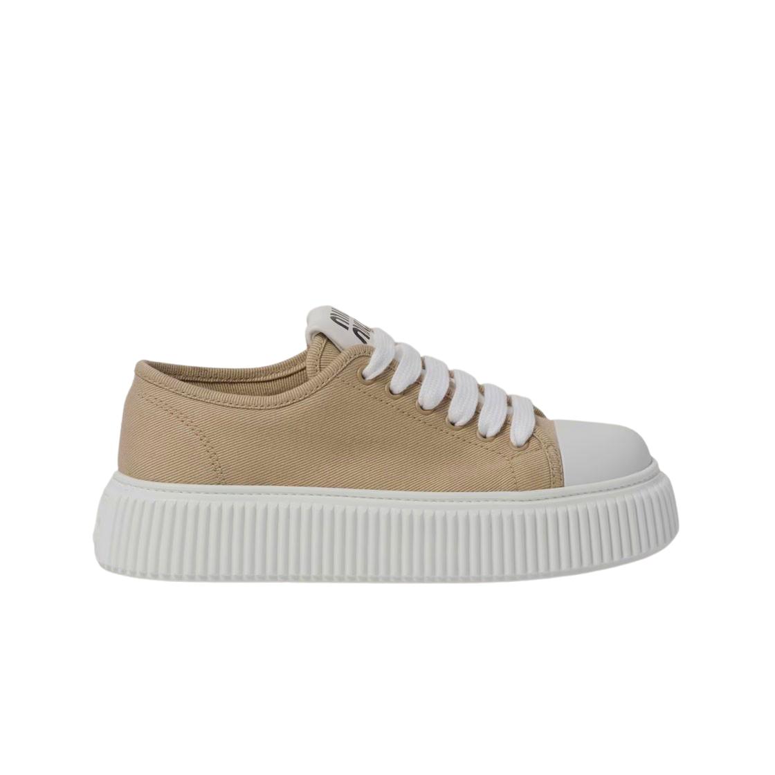 

(в) Кеды из денима Miu Miu колониальный бежевый EU37.5W