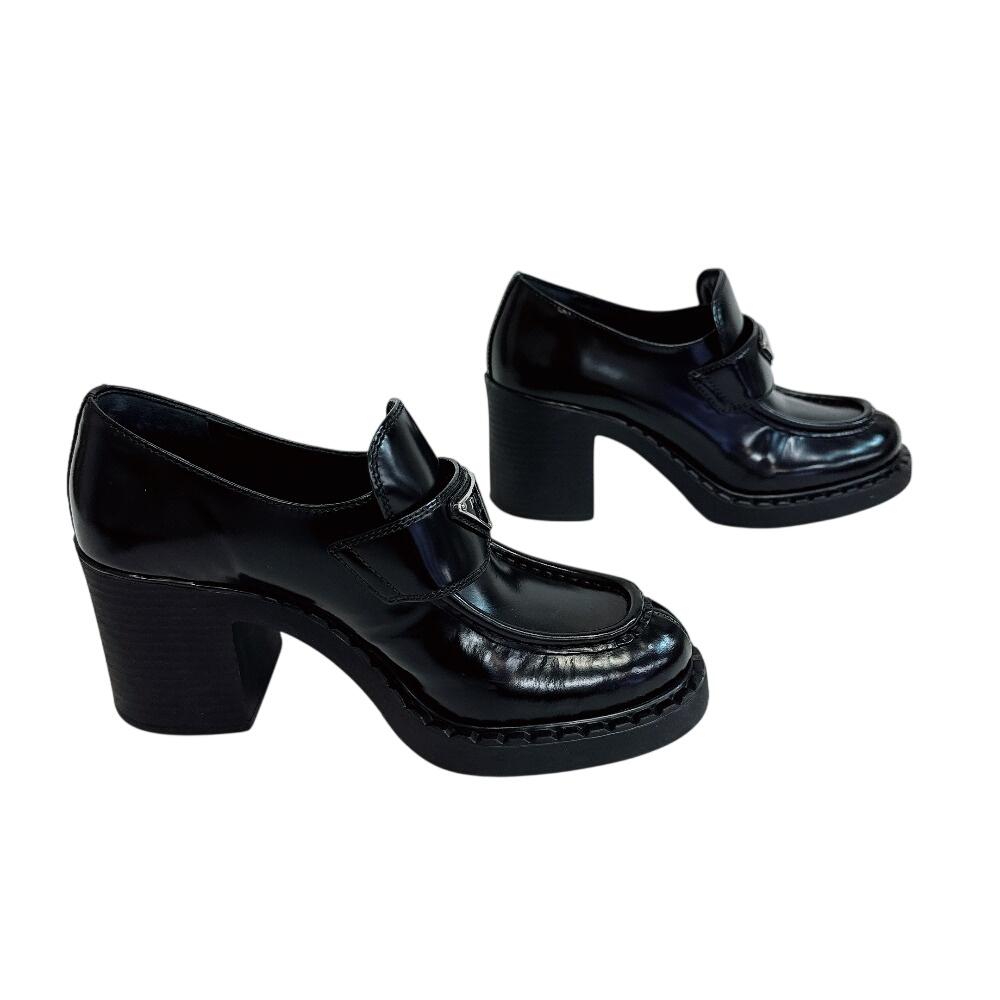 Prada Loafersy na wysokim obcasie Trójkątne Z logo skórzane loafersy czarna skóra Używane
