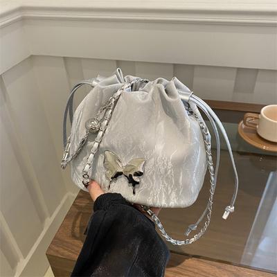 Koreańska estetyczna casualowa torba wiaderko na łańcuszku lato 2024 nowa niszowa torba projektowa crossbody plisowana torba damska
