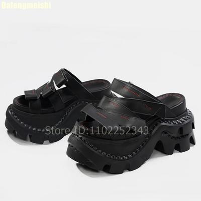 2025 Sommer Neue Plateau-Slipper 6-8 cm Keilabsatz Schwarz Lässige Pantoletten Offene Zehenpartie Punk-Stil Rutschfeste Gummisohle Sandalen
