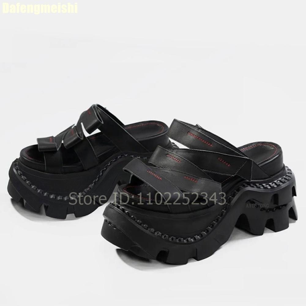 Letnie Nowe Kapcie na Platformie 2025 Kliny 6-8cm Czarne Casualowe Klapki Odkryte Palce Styl Punkowy Antypoślizgowa Gumowa Podeszwa Sandały